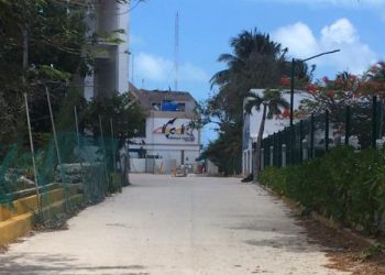 Roban moto acuática en marina de la Zona Hotelera