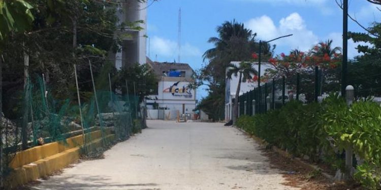 Roban moto acuática en marina de la Zona Hotelera