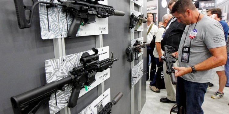 Aumenta la venta de Armas en EU; temen caos por Coronavirus