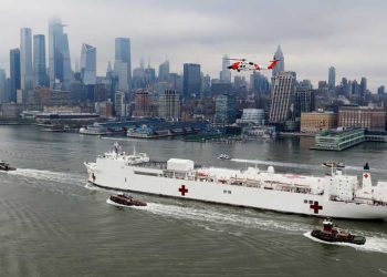 Un barco hospital con mil camas y 12 quirófanos llega a Nueva York