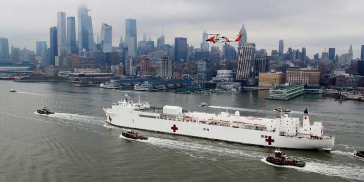 Un barco hospital con mil camas y 12 quirófanos llega a Nueva York