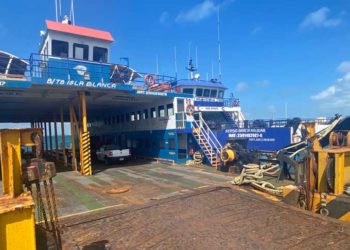 Viejos transbordadores destinados al deshueso
