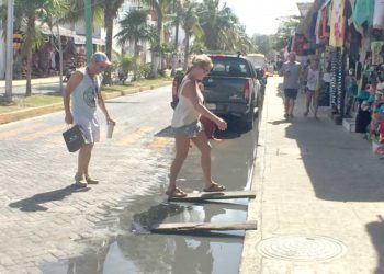 Pestilencia en Isla Mujeres por derrame de Aguas Negras