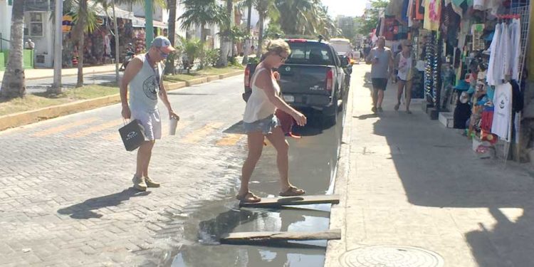 Pestilencia en Isla Mujeres por derrame de Aguas Negras