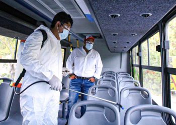 Supervisa Juan Carrillo el sanitizado de camiones en Isla Mujeres