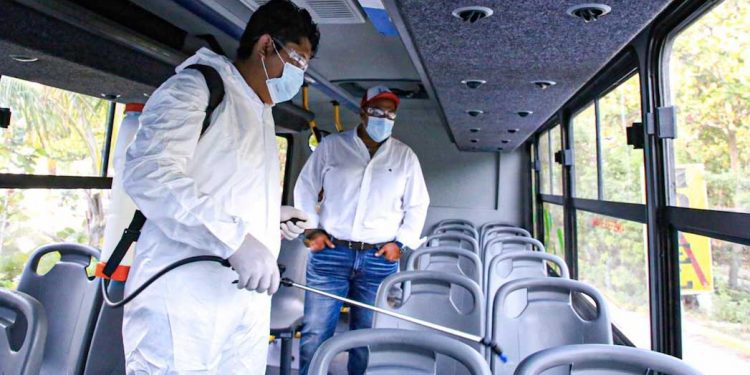 Supervisa Juan Carrillo el sanitizado de camiones en Isla Mujeres