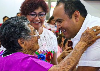 Ayuntamiento de Isla Mujeres otorga reconocimientos a isleñas destacadas