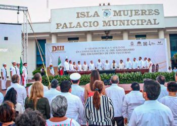 Ayuntamiento de Isla Mujeres de fiesta por aniversario