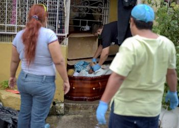 El coronavirus desborda Ecuador por cadáveres en casas