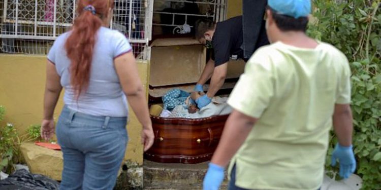 El coronavirus desborda Ecuador por cadáveres en casas