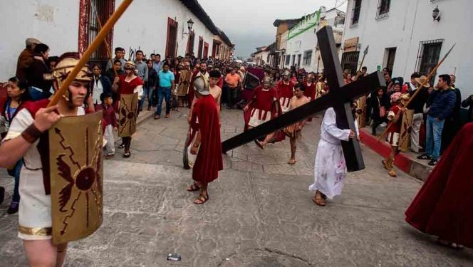 En Chiapas ignoraron la cuarentena y salieron a celebrar el viacrucis
