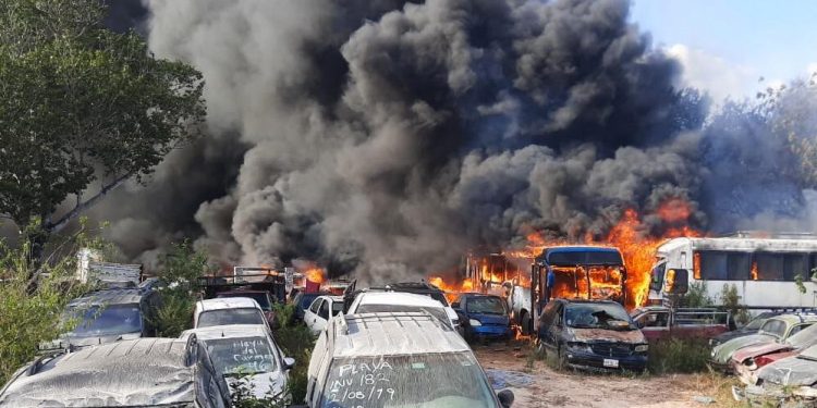Arde el encierro de Grúas Cardona