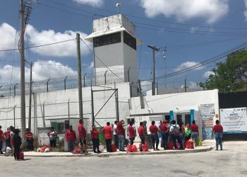 “Bañan” a familiares de presos antes de ingresar al Cereso