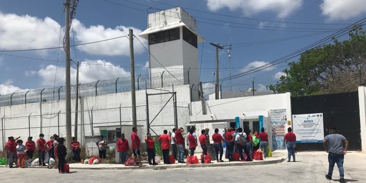 “Bañan” a familiares de presos antes de ingresar al Cereso