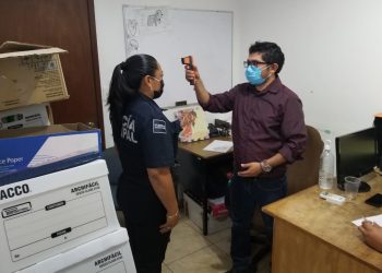 Toman temperatura a policías para conocer su estado de salud