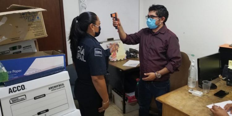 Toman temperatura a policías para conocer su estado de salud
