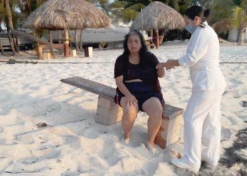 Mujer se estaba ahogando cuando nadaba en Puerto Juárez