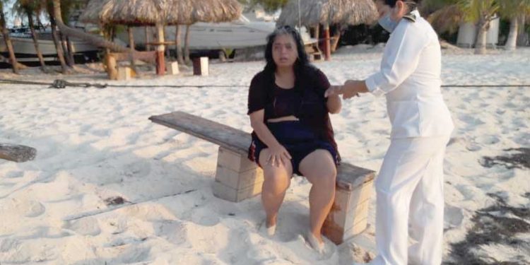 Mujer se estaba ahogando cuando nadaba en Puerto Juárez