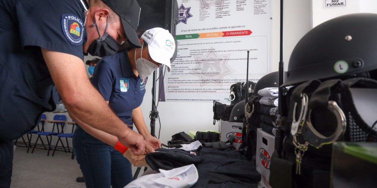Entregan equipamiento a la policía de Puerto Morelos