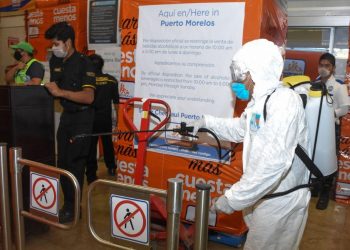 Sanitizan negocios esenciales de Puerto Morelos