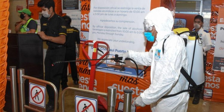 Sanitizan negocios esenciales de Puerto Morelos