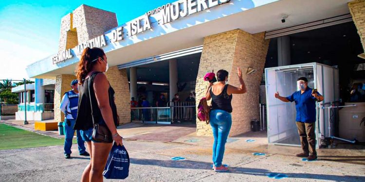 Instalan en Isla Mujeres un sanitunel para prevenir el Covid-19