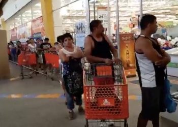 Supermercados arriesgan a su clientela y Capella se queja en las redes sociales, pero no hace acto de presencia