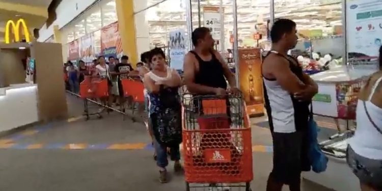 Supermercados arriesgan a su clientela y Capella se queja en las redes sociales, pero no hace acto de presencia
