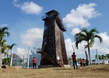 Fuego en la réplica de la primera Torre de Control