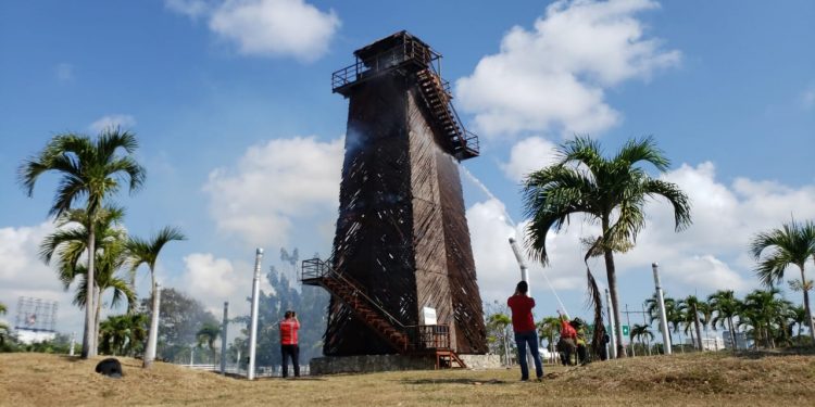 Fuego en la réplica de la primera Torre de Control