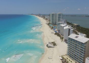 Cancún, de pie y majestuoso