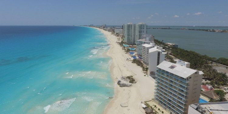 Cancún, de pie y majestuoso