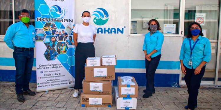 Se mocha Aguakan y dona kits de higiene para el personal operativo