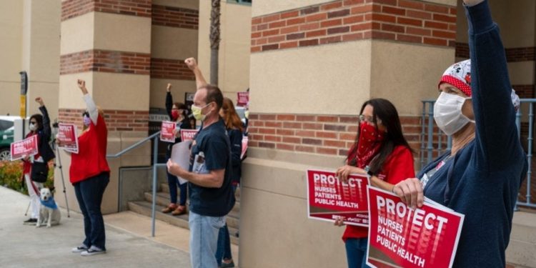 Personal médico en EU protesta por falta de protección para enfrentar el COVID-19