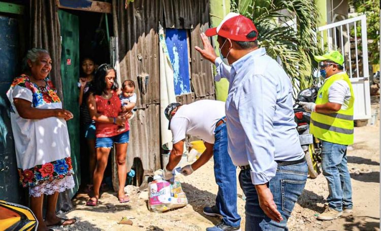 De manera simultánea llega a Isla Mujeres la ayuda alimentaria