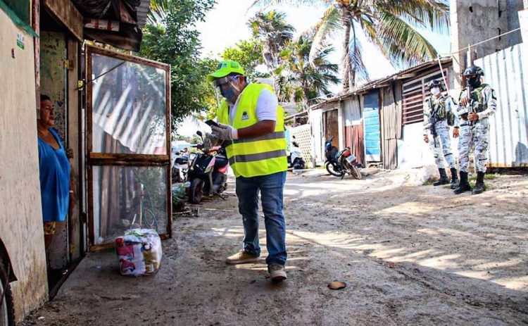 De manera simultánea llega a Isla Mujeres la ayuda alimentaria