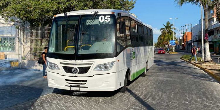 Transporte Urbano en Isla Mujeres sigue operando con la mitad de sus unidades