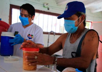 Comedor comunitario en Puerto Aventuras sigue funcionando