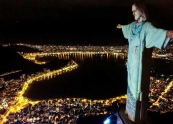 El Cristo Redentor se pone bata y honra a médicos del mundo