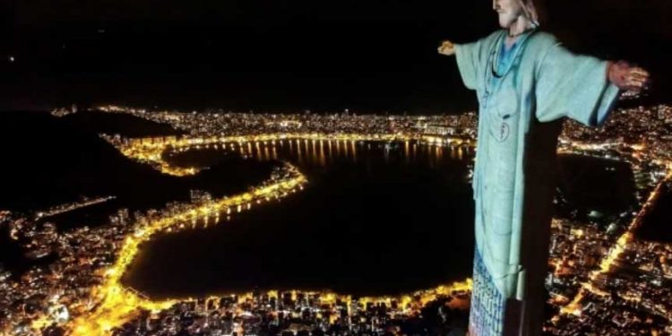 El Cristo Redentor se pone bata y honra a médicos del mundo