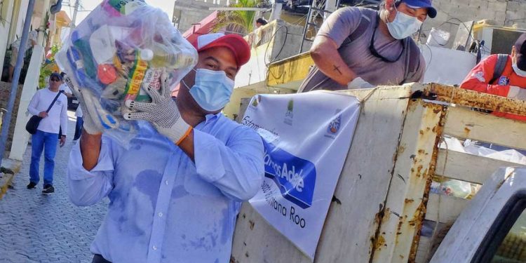 De manera simultánea llega a Isla Mujeres la ayuda alimentaria