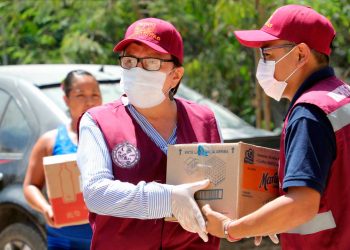 Continúa la entrega de apoyos en Puerto Aventuras de manos de la presidenta