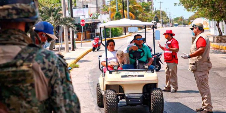En Isla Mujeres no todos parecen entender la emergencia