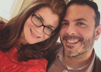 Ella le cantó la canción de su boda por el celular mientras él moría por Covid-19