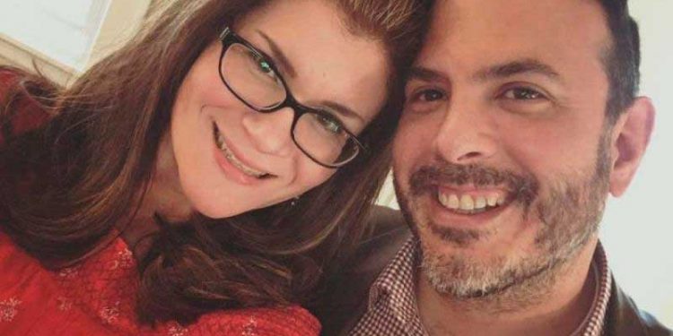 Ella le cantó la canción de su boda por el celular mientras él moría por Covid-19