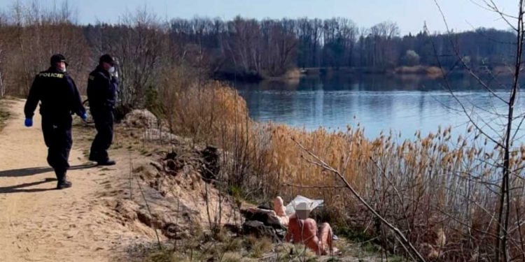 Nudistas deben llevar mascarillas en las playas de República Checa