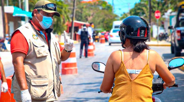En Isla Mujeres no todos parecen entender la emergencia