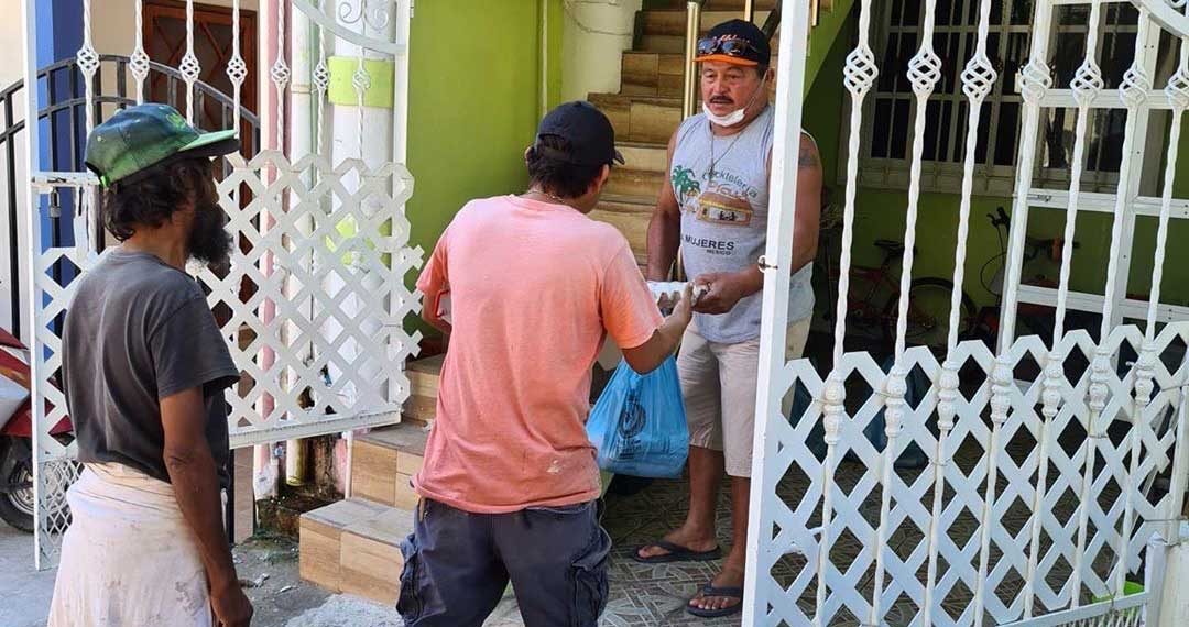 Empresario de Isla Mujeres ofrece sopa de mariscos a los más necesitados –  TVQROO