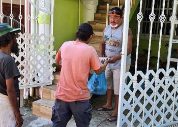 Empresario de Isla Mujeres ofrece sopa de mariscos a los más necesitados