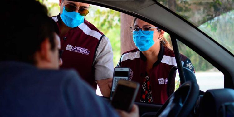 Sanitizan vehículos en las entradas y salidas de Playa del Carmen